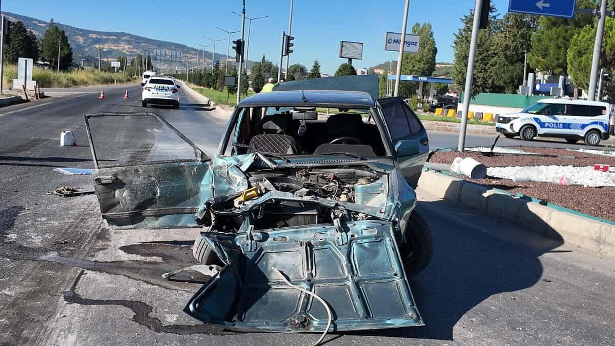 Tır ile otomobil çarpıştı: 1'i ağır 2 yaralı!