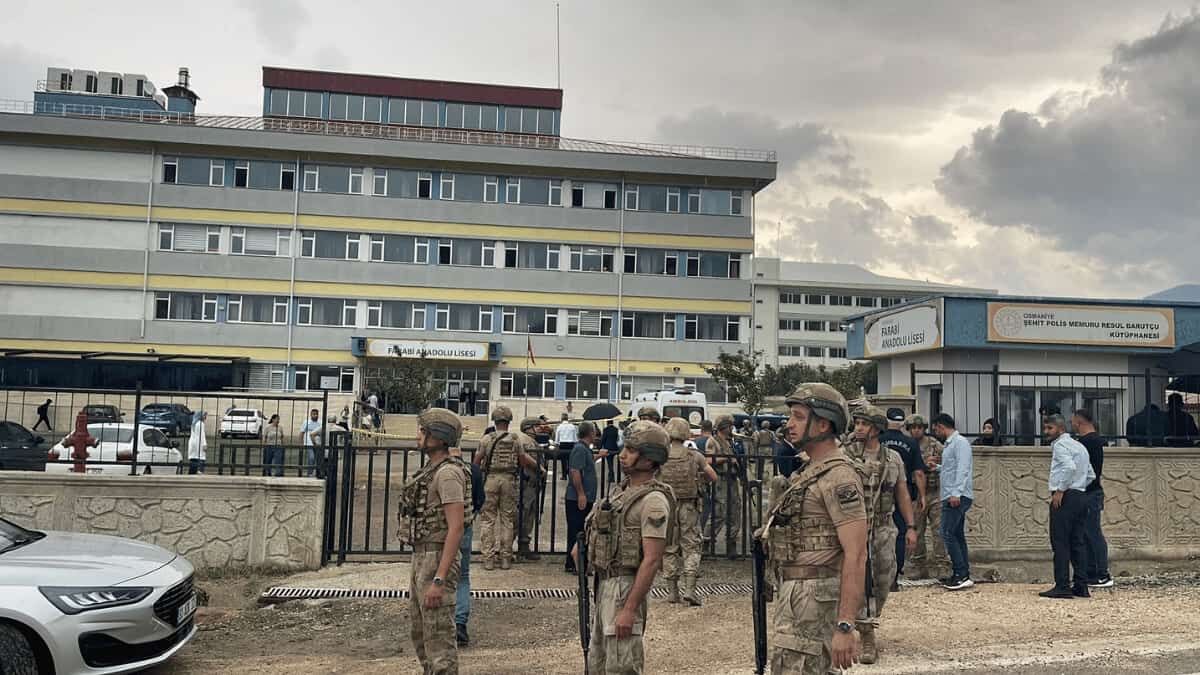 Lisede korku dolu anlar: Silahla vurulan öğretmen hayatını kaybetti