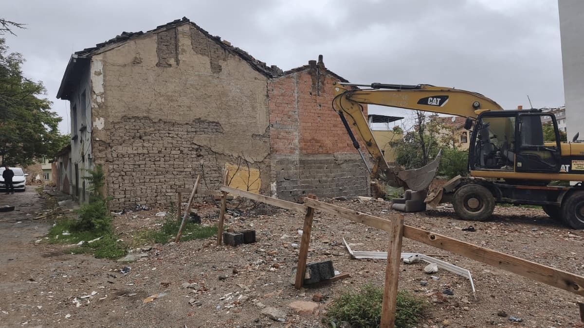Alanönü Mahallesi'nde metruk binalar yıkılıyor