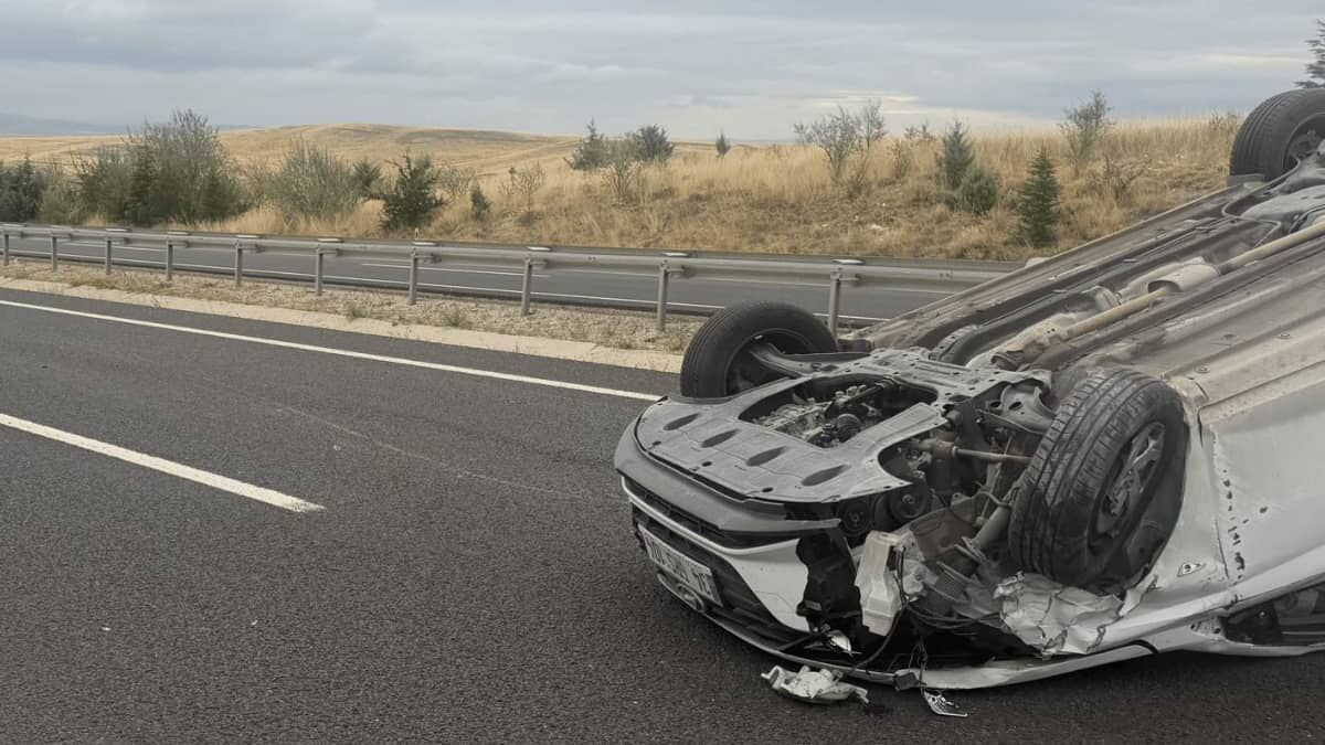 Sivrihisar'da Çarpışan 2 Araçtan Biri Takla Attı-1