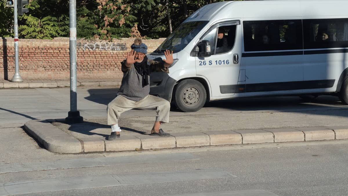 Sokak Ortasında Uzak Doğu Dövüş Sanatı Hareketleri Yapan Yaşlı Adam (1)