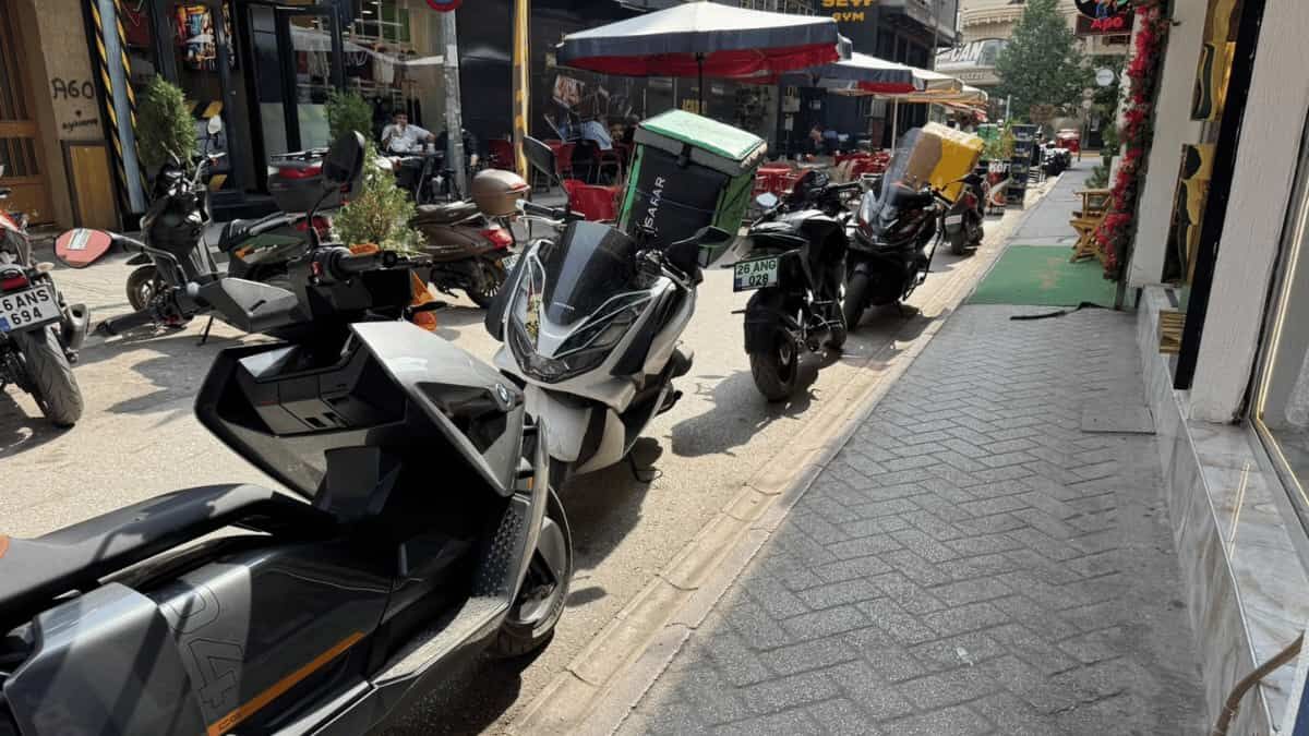 Trafiğe Kapalı Motosikler Parkına Açık Sokak