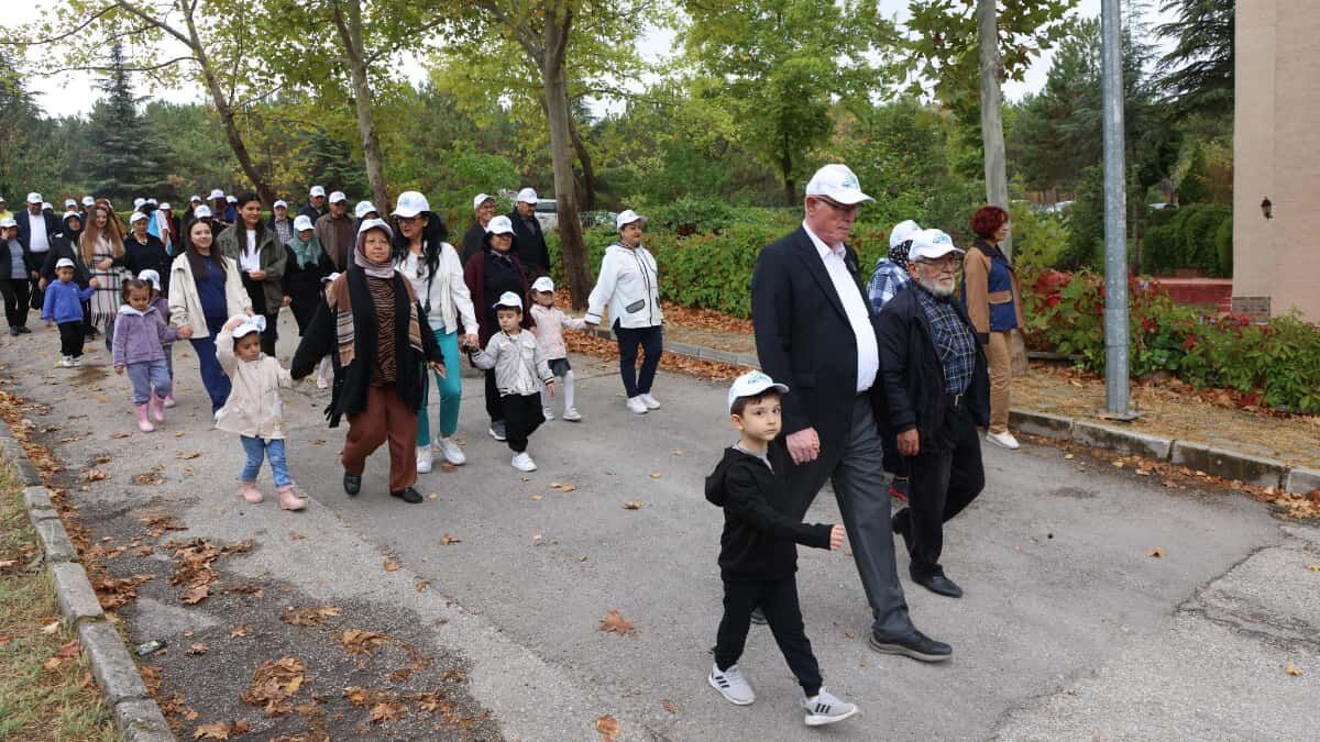 Odunpazarı'nda anlamlı buluşma: Çınarlar ve minikler birlikte yürüdü