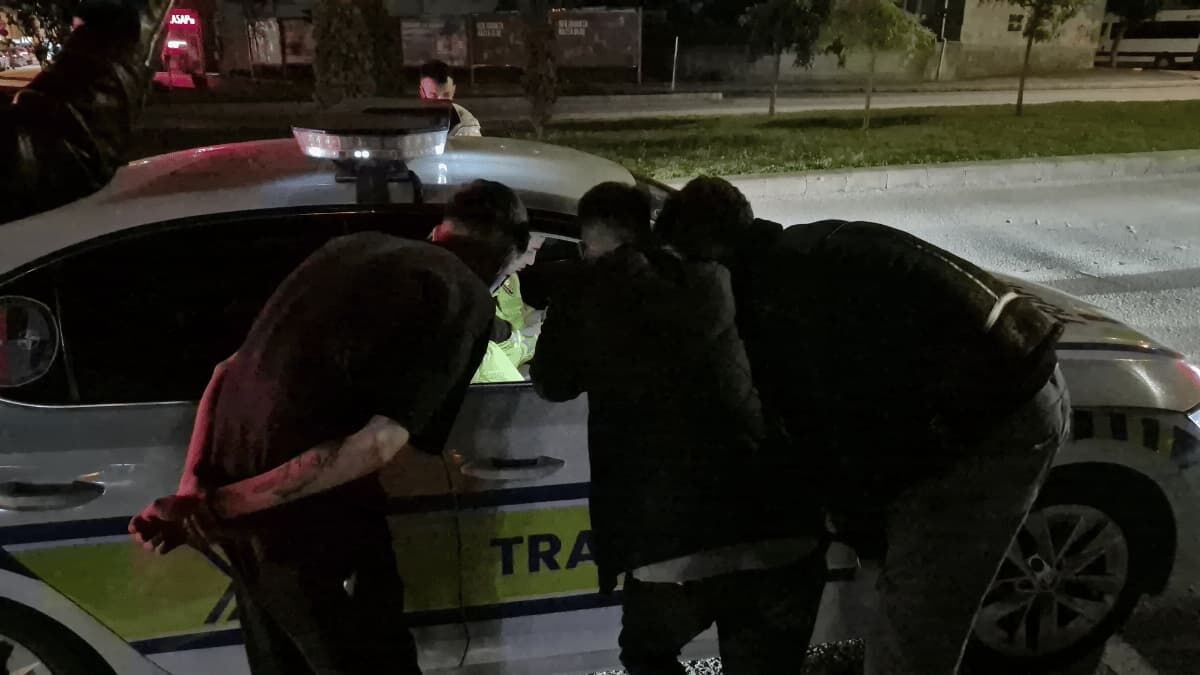 200 Bin Tl Ceza Yiyen Sürücünün Arkadaşları Araç Önünde Plaka Ile Kameralara Poz Verdi1