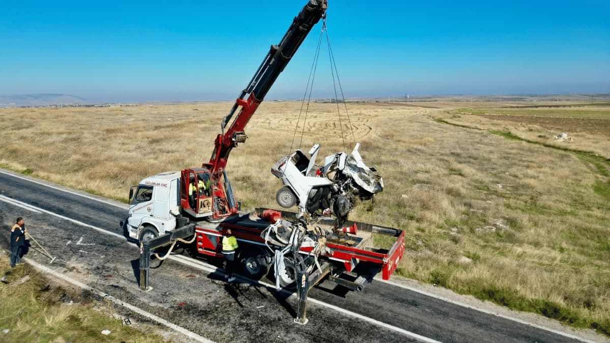 4 Kişinin Öldüğü Kazada Otomobiller Parçalanarak Hurdaya Döndü1 (1)