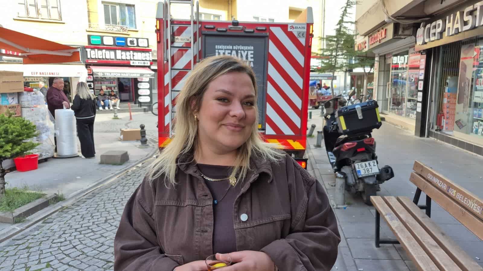 Ara Sokakta Duraklayan Araçlar Itfaiyeye Engel Oldu (1)