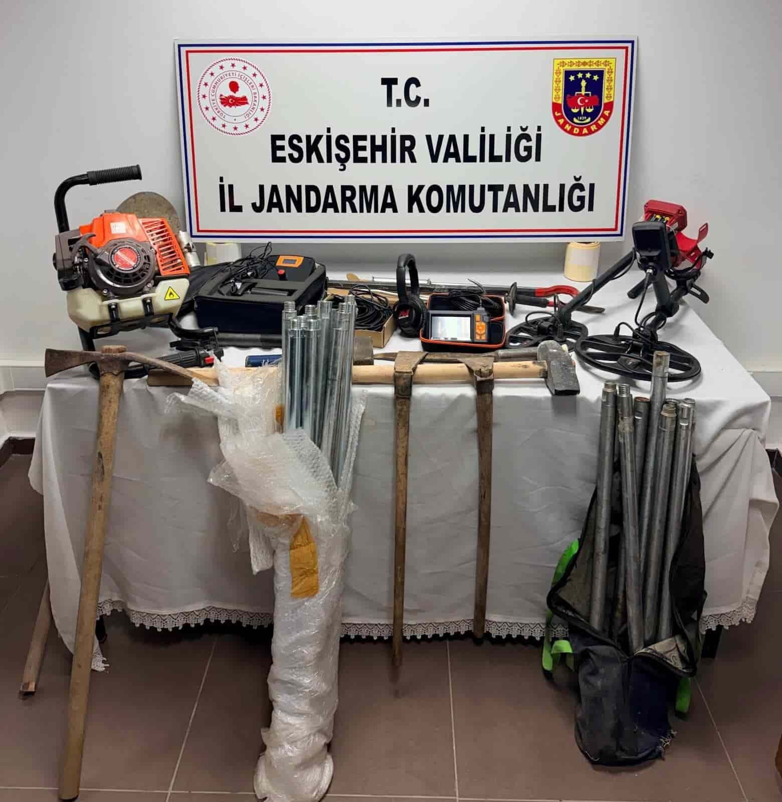 Beylikova'da kaçak kazı operasyonunda 5 şüpheli yakalandı