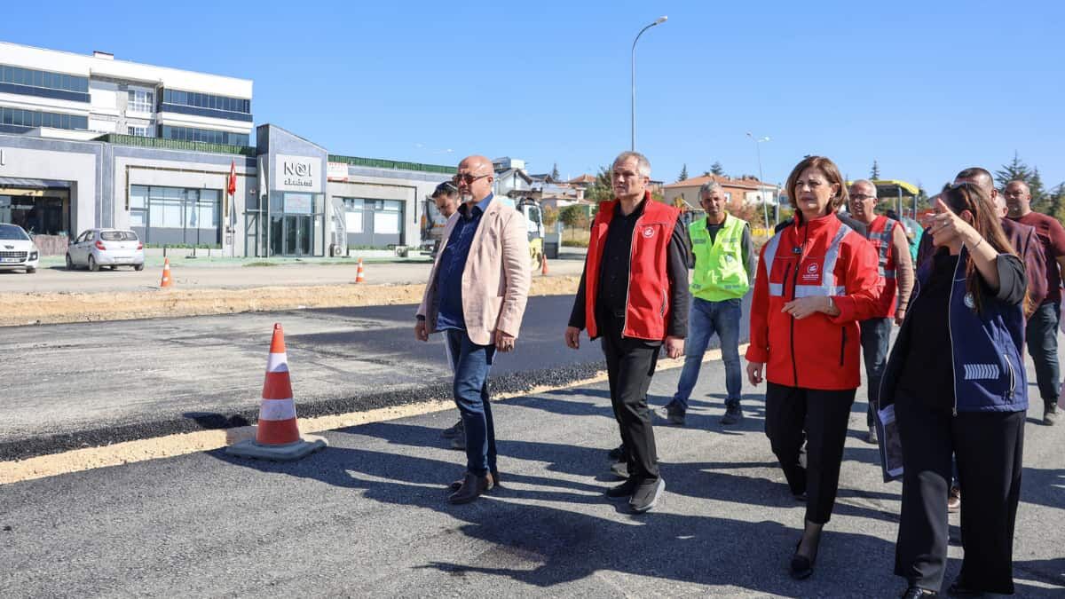 Başkan Ünlüce, 100. Yıl Bulvarı’ndaki asfalt çalışmalarını yerinde inceledi