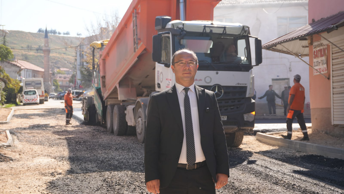 Büyükşehi̇r Beledi̇yesi̇nden Seyi̇tgazi̇’de Yol Çalişmasi