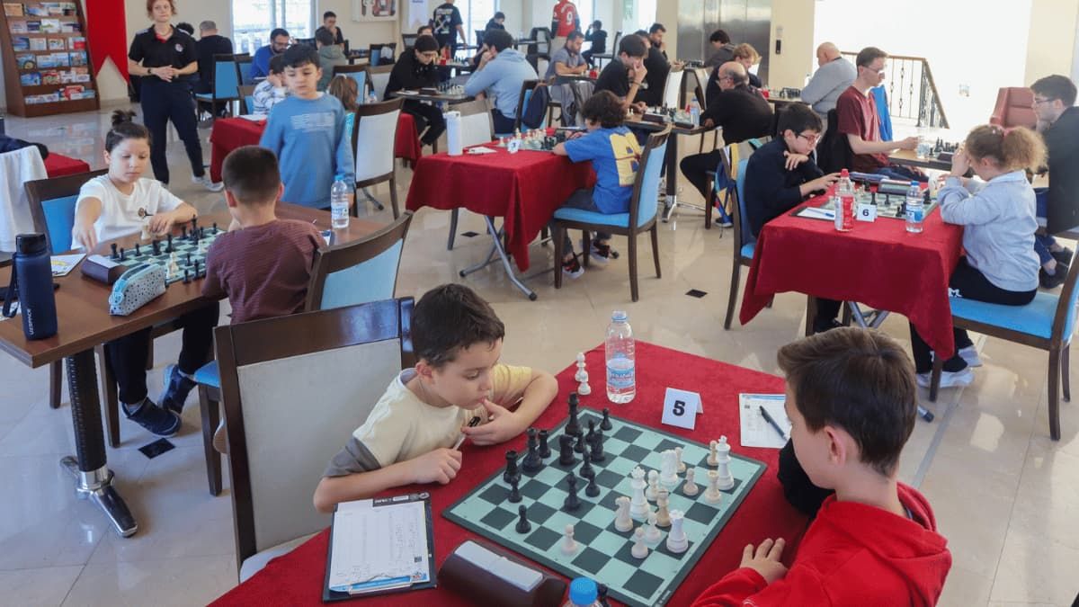 Cumhuri̇yet Coşkusu Satranç Tahtalarina Taşindi