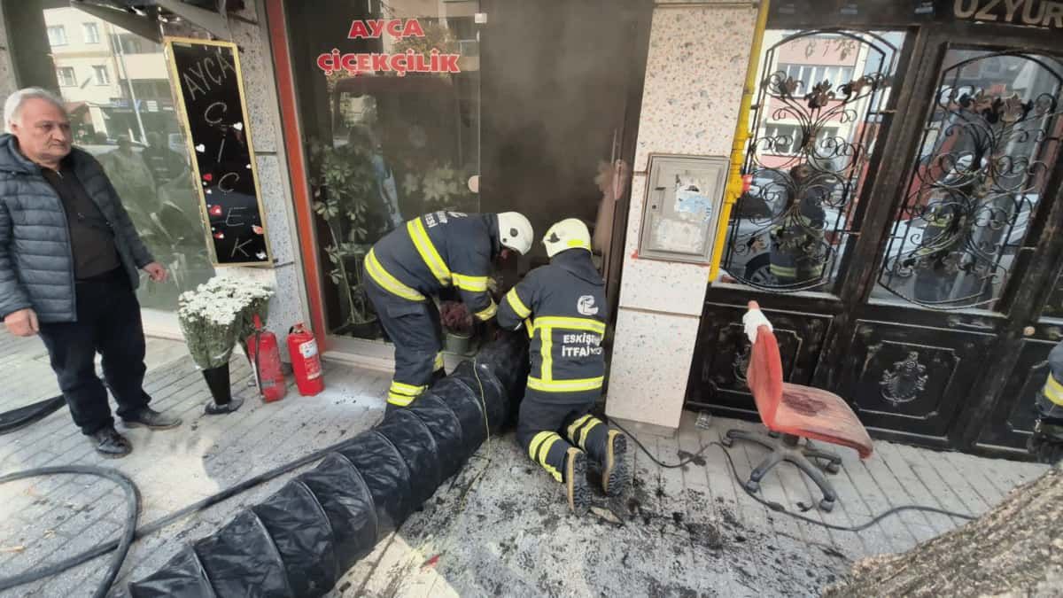 Dükkanında Yangın Çıkan Kadın Gözyaşları Içinde Kaldı Bütün Mallarım Gitti, Dükkanım Gitti1