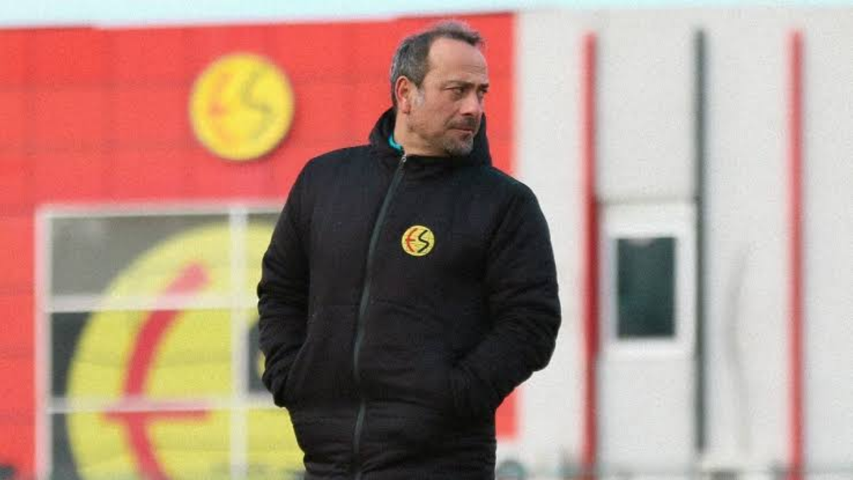 Eskişehirspor’un eski hocası Emre Özbayer rakip takımın başına geçti