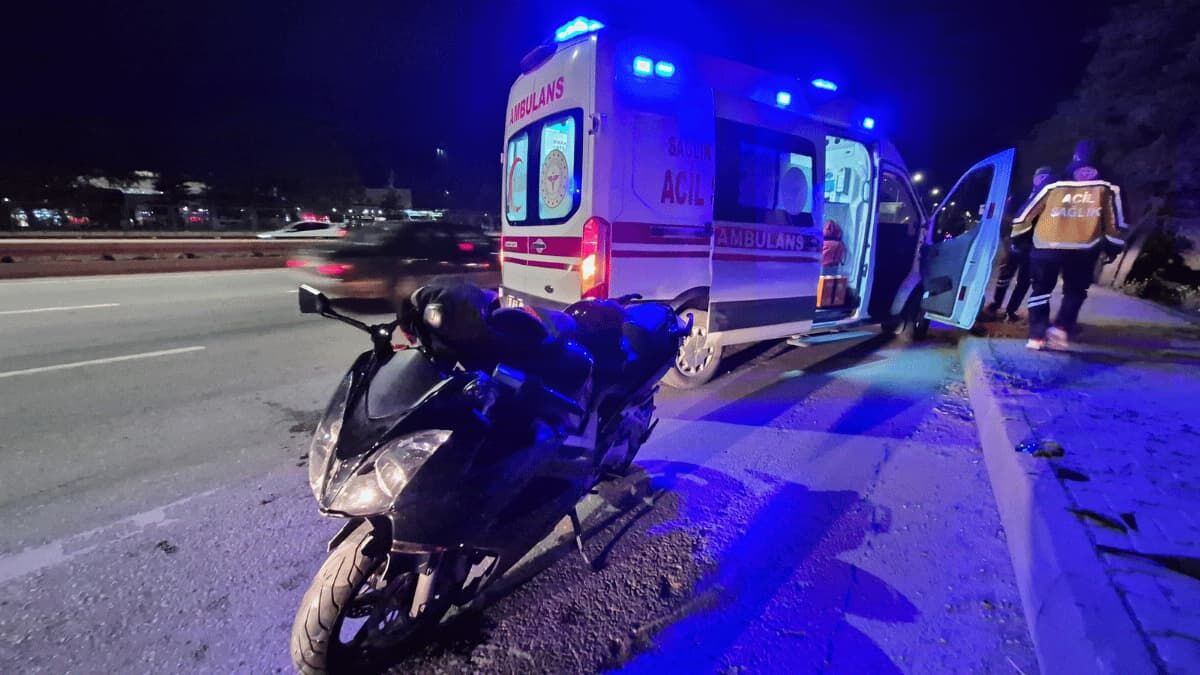 Eskişehir Çevre Yolu'nda Motosiklet Otomobile Arkadan Çarptı1