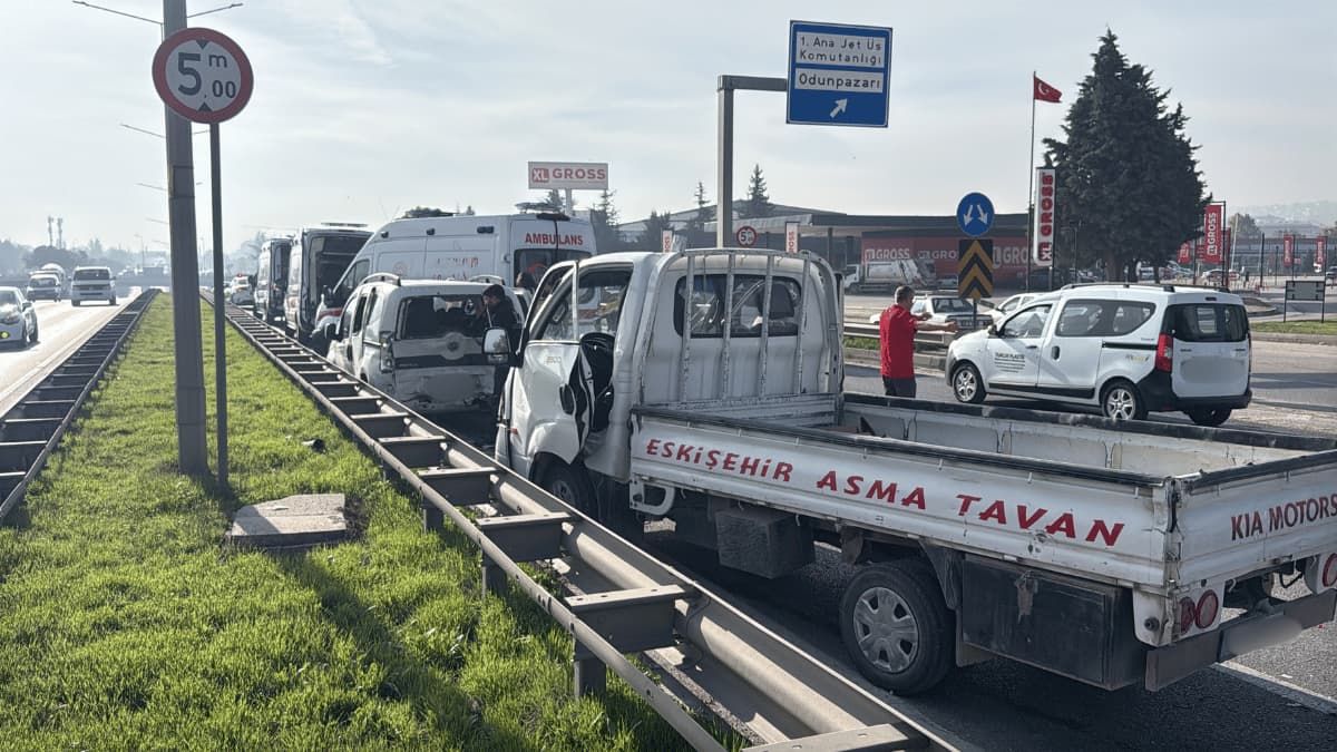 Eskişehir Çevreyolunda Pikap Hafif Ticari Araca Çarptı 7 Yaralı