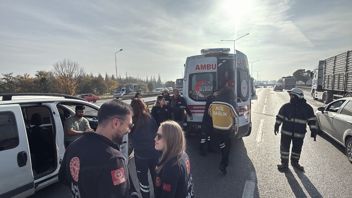 Eskişehir Çevreyolunda Pikap Hafif Ticari Araca Çarptı 7 Yaralı1