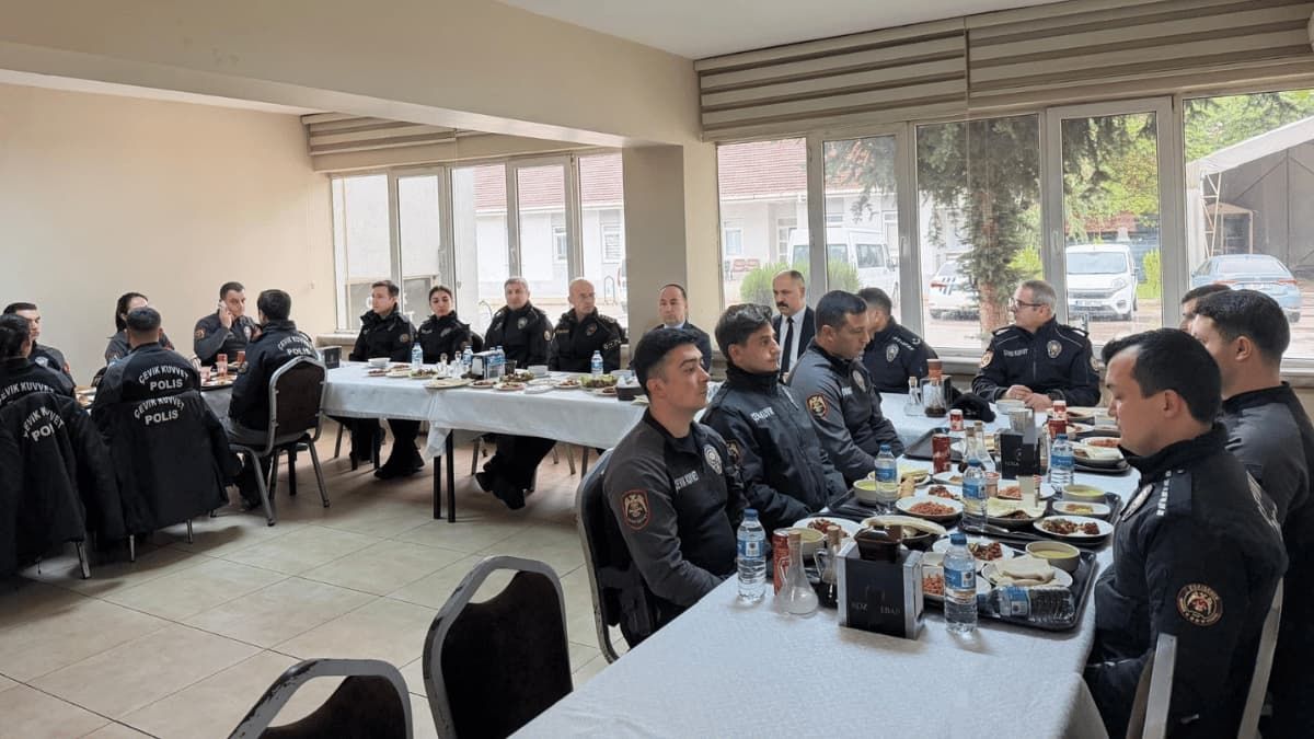 Eskişehir İl Emniyet Müdürü Yılmaz, Çevik Kuvvet Ekipleriyle Bir Araya Geldi1