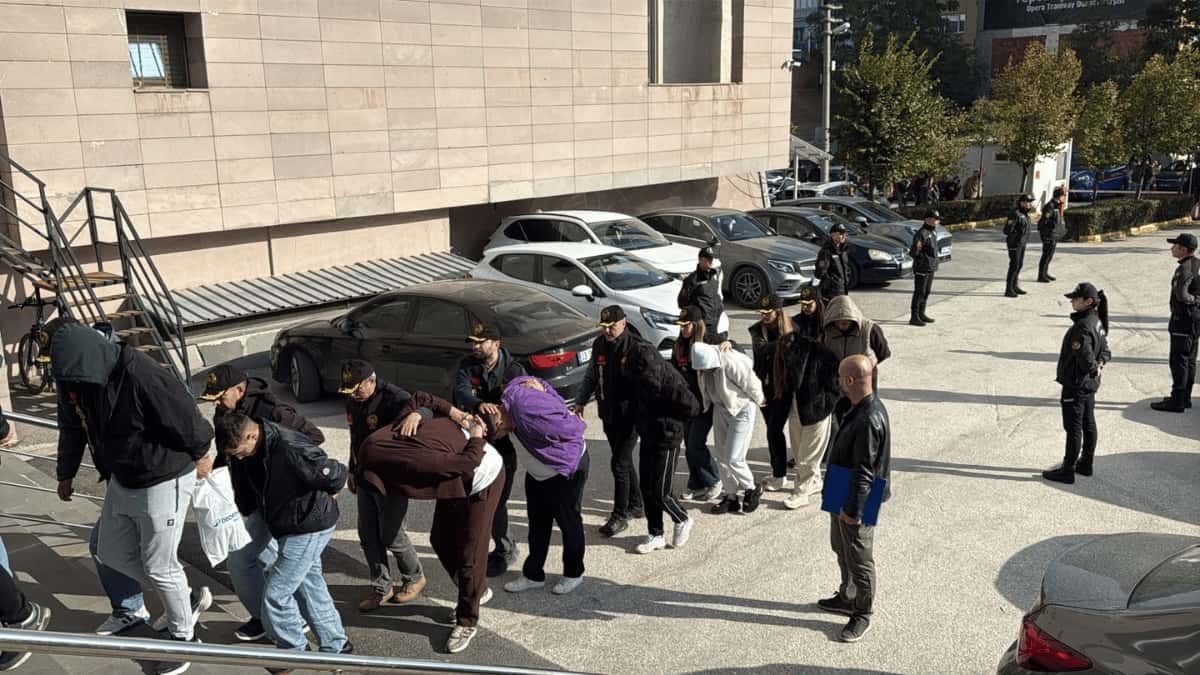 Eskişehir Merkezli 5 Ildeki Fuhuş Operasyonunda Yakalanan 17 Şüpheli Adliyeye Sevk Edildi1