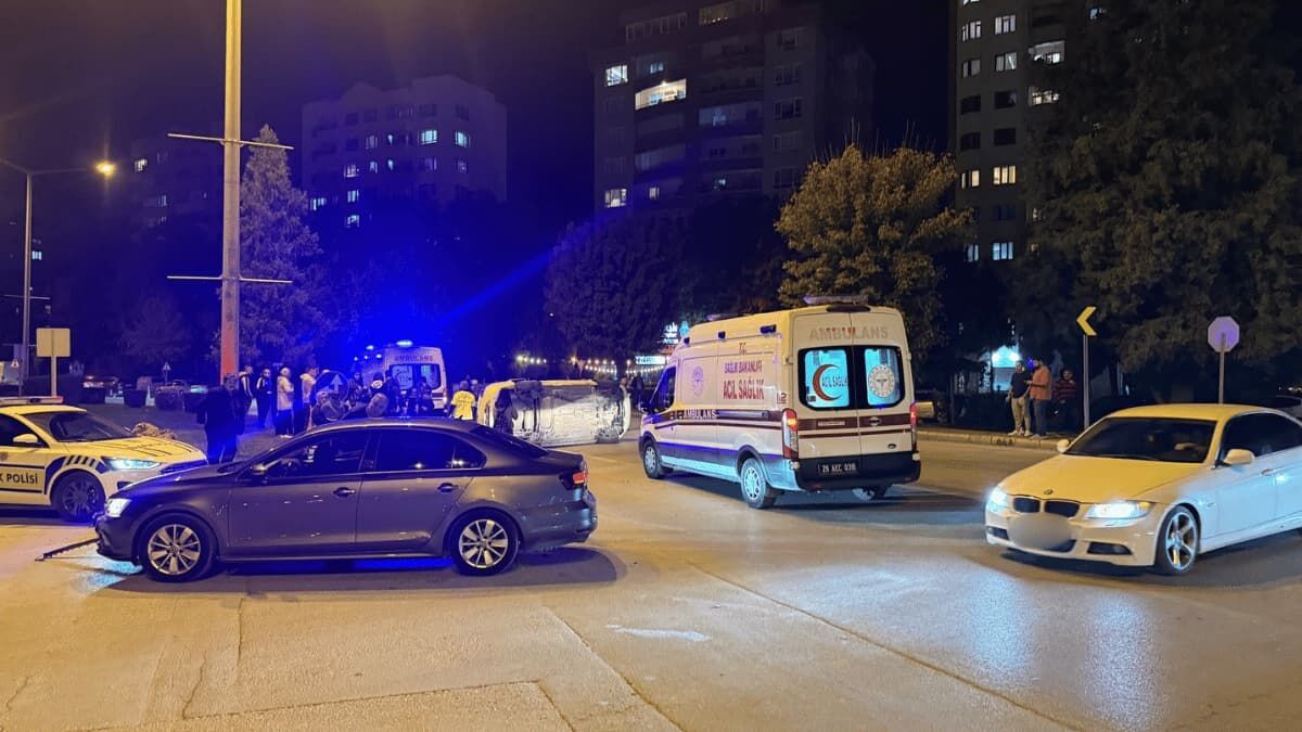 Eskişehir'de çarpışan 2 otomobilden 1'i yan yattı