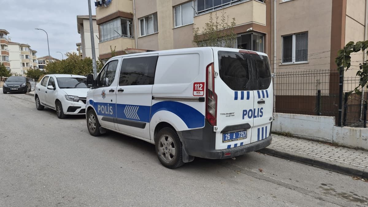 Eskişehir'de 2 Yaşındaki Çocuk 4 Katlı Binadan Düştü1