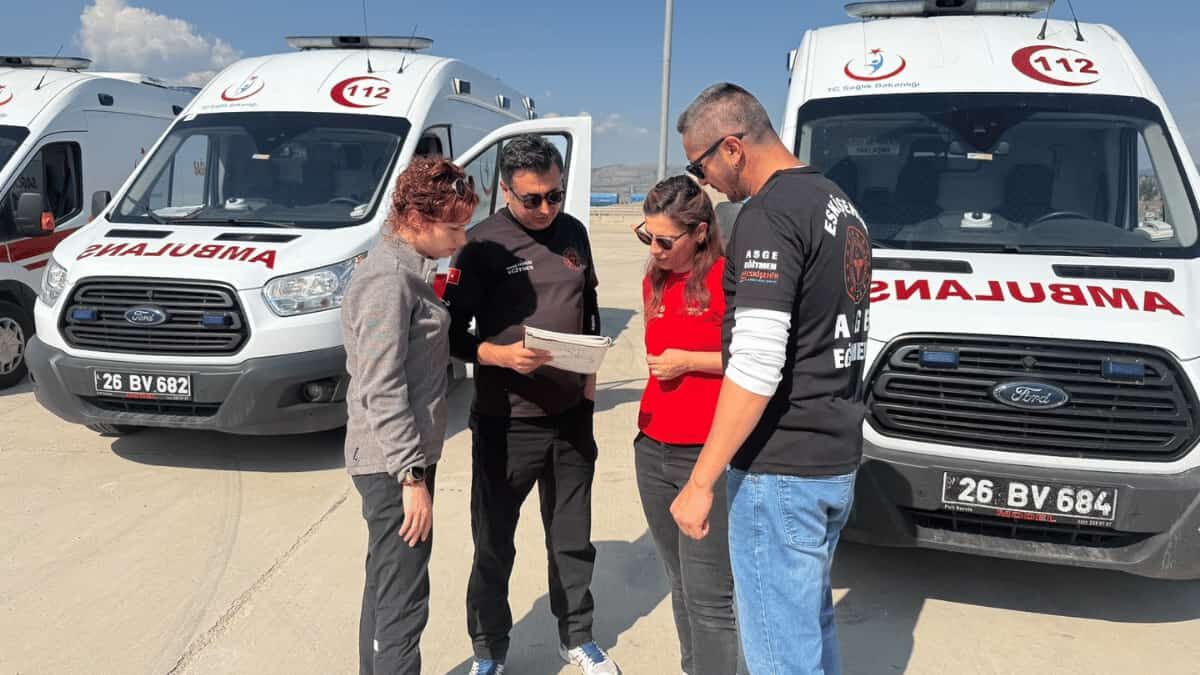 Eskişehir’de Ambulans Sürücülerine Güvenli Ve Kontrollü Sürüş Eğitimi Verildi2