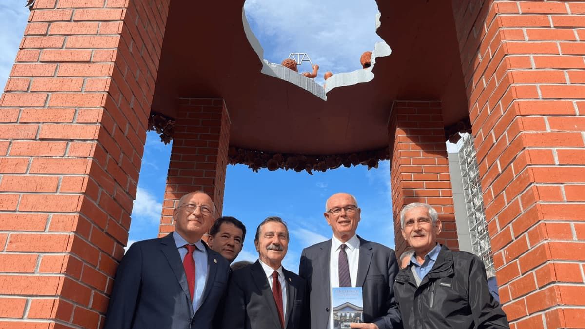 Eskişehir’de Atatürk Ve Çocuklar Temalı Anıtın Açılışı Yapıldı
