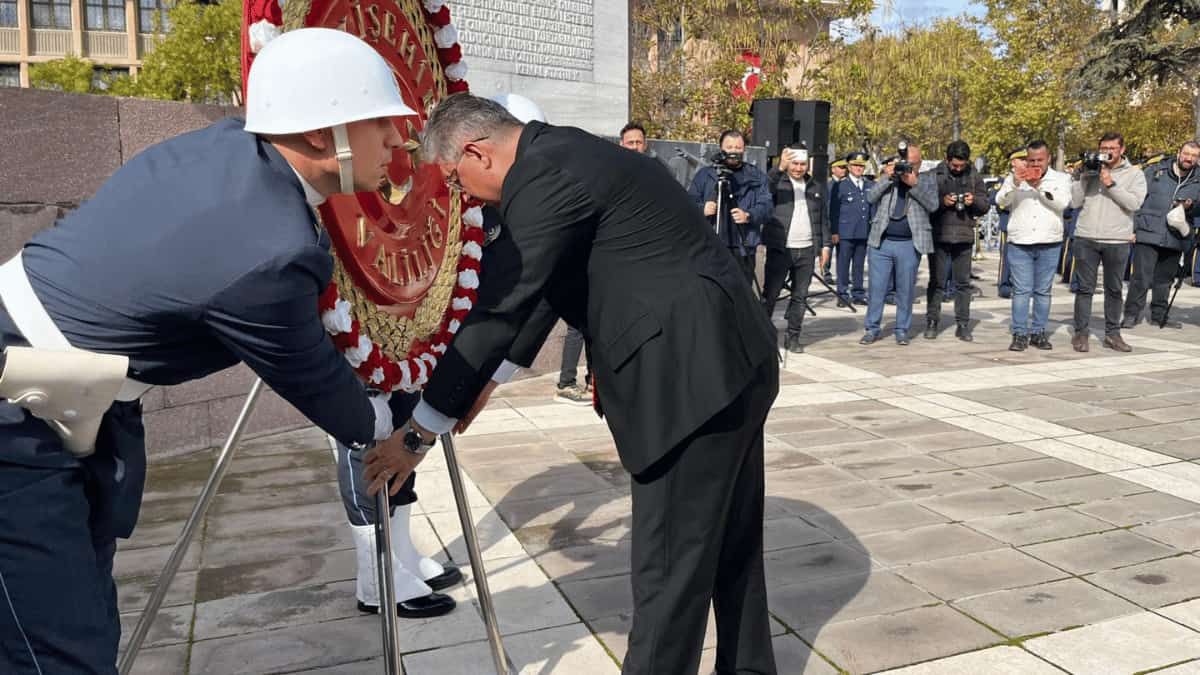 Eskişehir’de Cumhuriyet Bayramı Kutlamaları Çelenk Sunma Töreniyle Başladı1