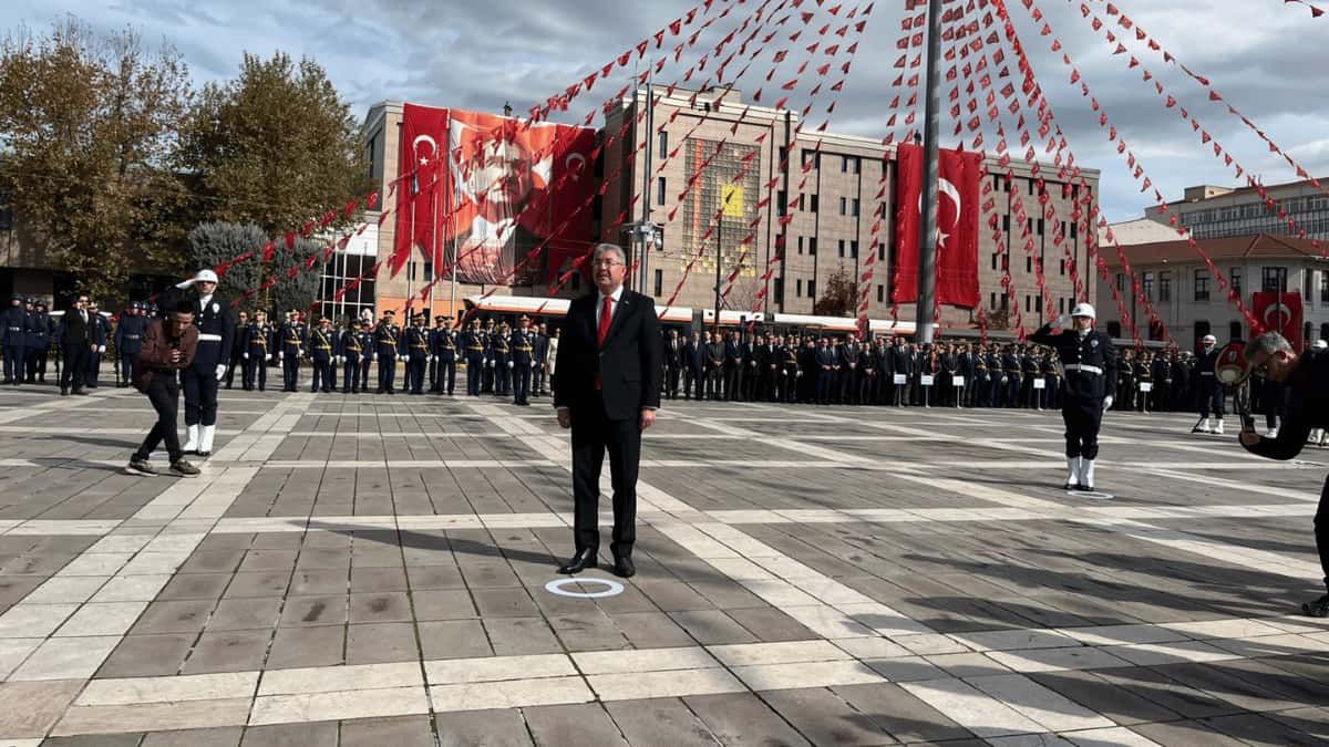 Eskişehir’de Cumhuriyet Bayramı Kutlamaları Çelenk Sunma Töreniyle Başladı2