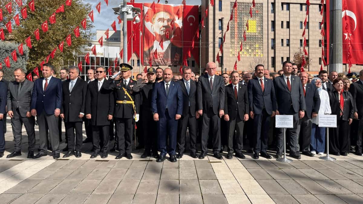 Eskişehir’de Cumhuriyet Bayramı Kutlamaları Çelenk Sunma Töreniyle Başladı3