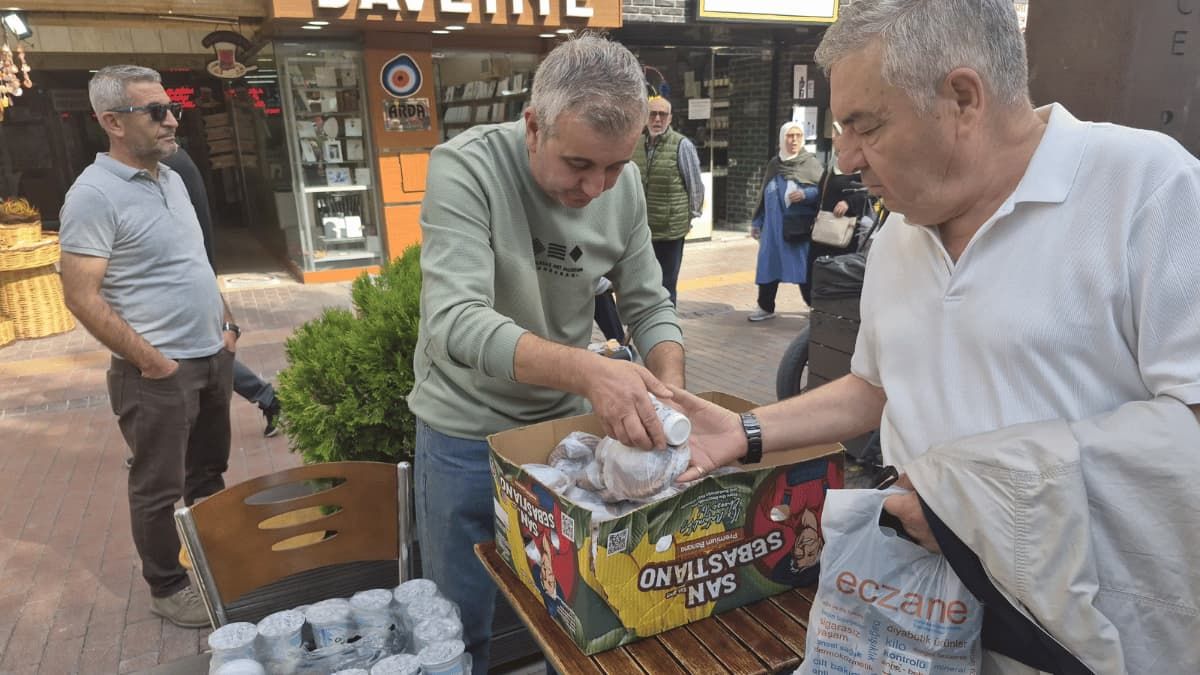 Eskişehir'de Hayırseverler Ile Ihtiyaç Sahiplerini Buluşturan Çaycı