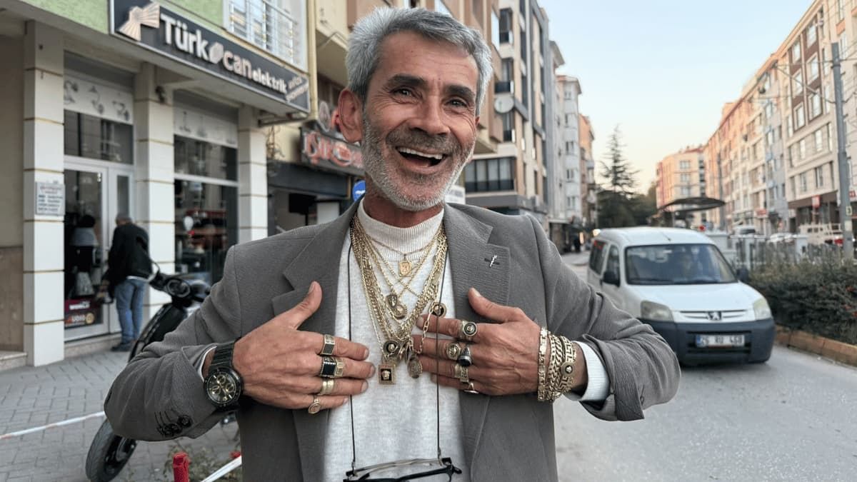Eskişehir'de Her Gün 1 Kilo Takıyla Geziyor (1)