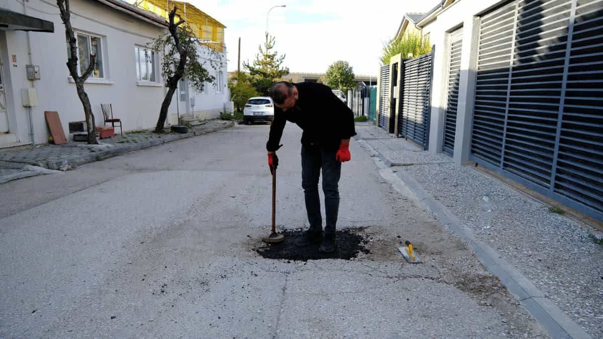 Eskişehir’de Janta Vereceği Parayla Asfalt Alıp Çukurları Kapatmaya Başladı1