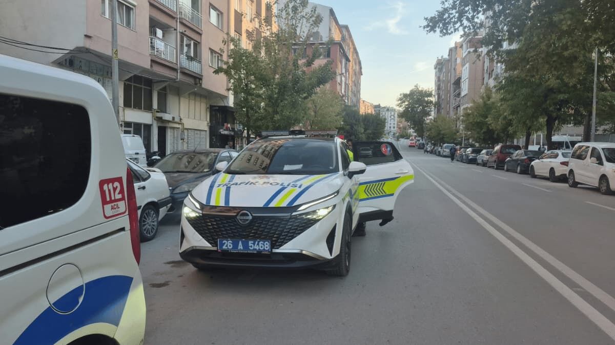 Eskişehir'de Otomobile Arkadan Çarpan Motosikletin Sürücüsü Yaralandı