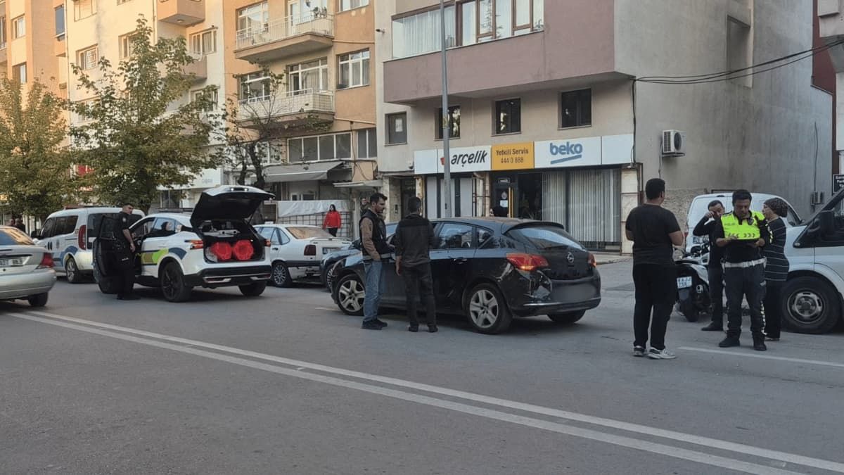Eskişehir'de otomobile arkadan çarpan 16 yaşındaki motosikletli yaralandı
