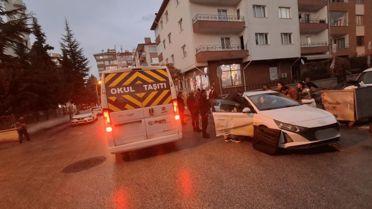Eskişehir'de Servis Ile Otomobil Çarpıştı1