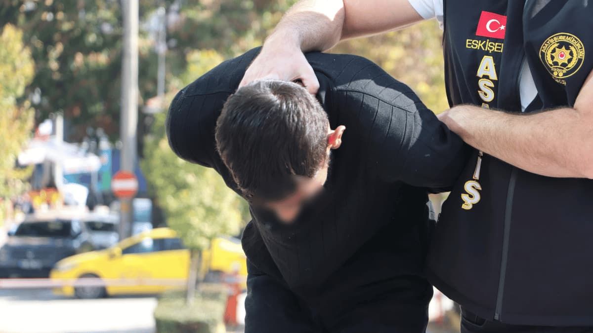 Eskişehir’de Zorla Tespih Satıp Para Alan Şüpheli Ankara’da Yakalanarak Adliyeye Sevk Edildi1
