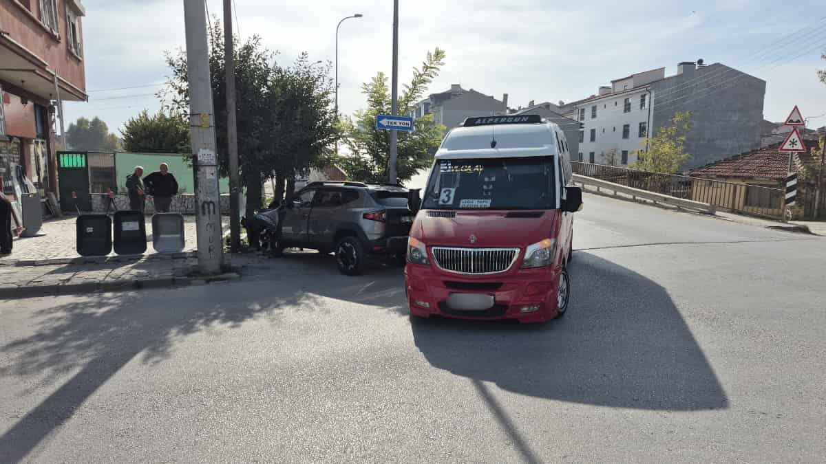 Kontrolden Çıkan Otomobil Ağaca Çarparak Durabildi1