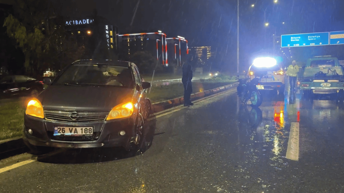 Eskişehir Çevreyolunda feci kaza! Otomobilin tekerleği koptu, motosiklet sürücüsü yaralandı