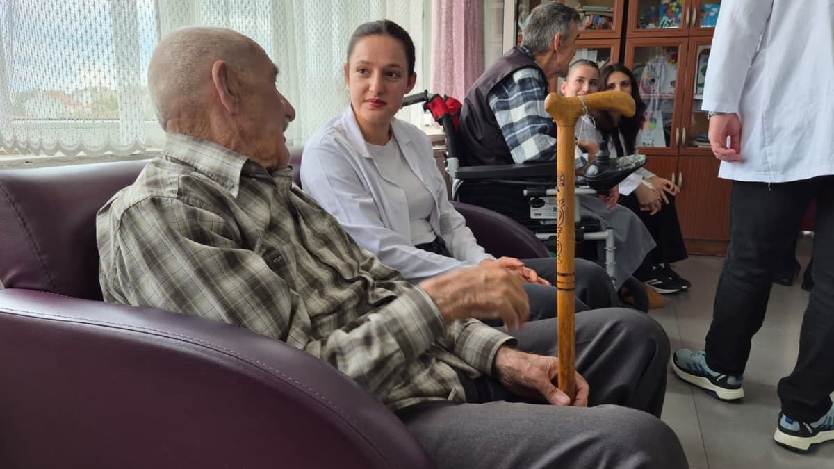 Öğrencilerinden Huzurevinde Kalan Yaşlılara Özel Etkinlik