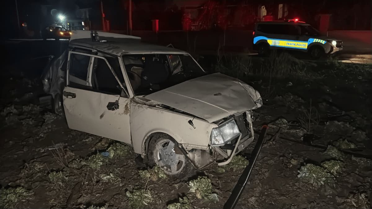 Polisin 'Dur' Ihtarına Uymayan Otomobil Tarlaya Uçtu 1 Yaralı1