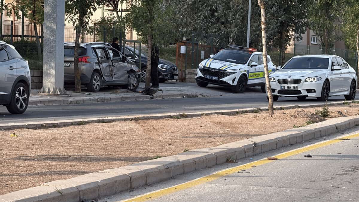 Sürücünün Karıştığı Kazada Ters Yöne Giren Suv Araç Hurdaya Döndü, 1 Kişi Yaralandı (1)