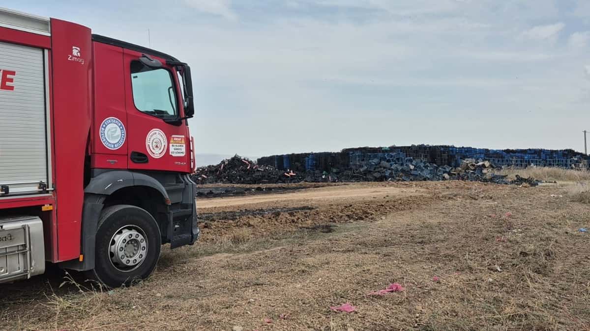 Eskişehir'de yangın çıktı: Stoklanan binlerce plastik kasa alev aldı